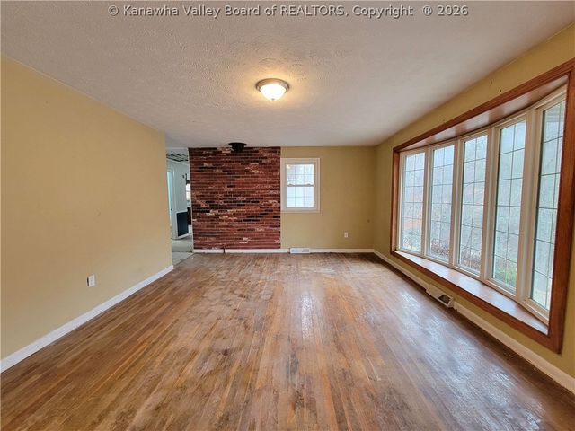 13 Mayfair Lane, Charleston, WV 25311