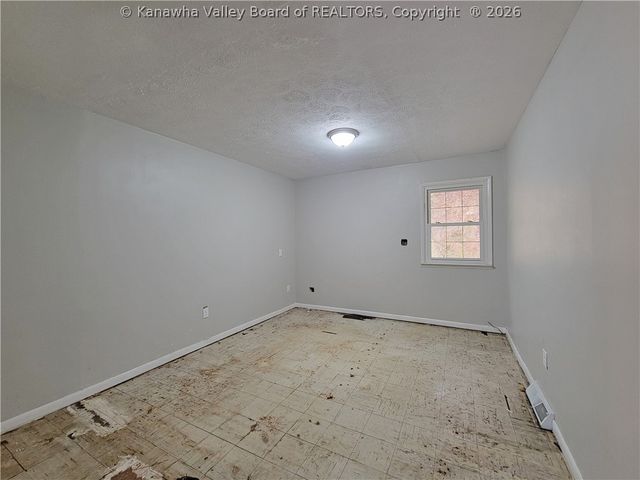 13 Mayfair Lane, Charleston, WV 25311