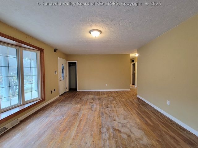 13 Mayfair Lane, Charleston, WV 25311