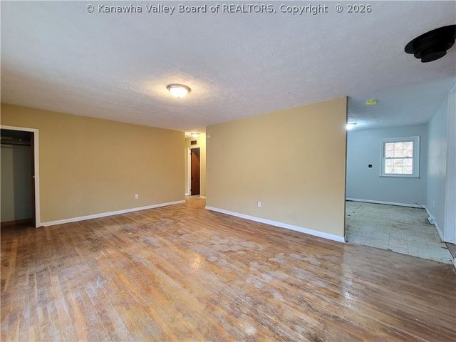 13 Mayfair Lane, Charleston, WV 25311