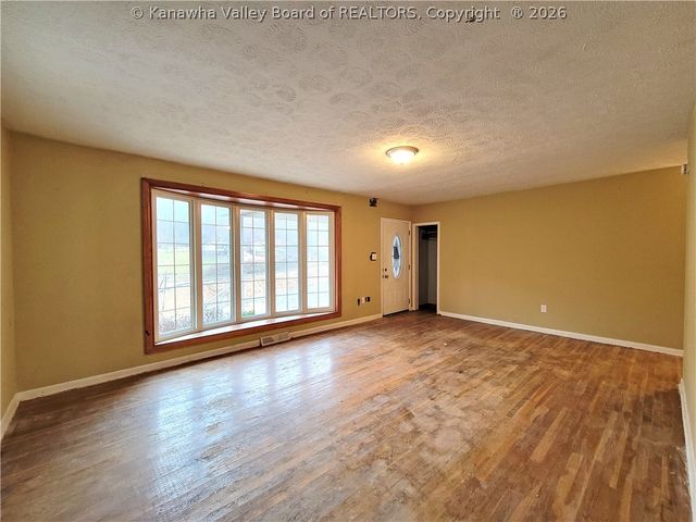 13 Mayfair Lane, Charleston, WV 25311