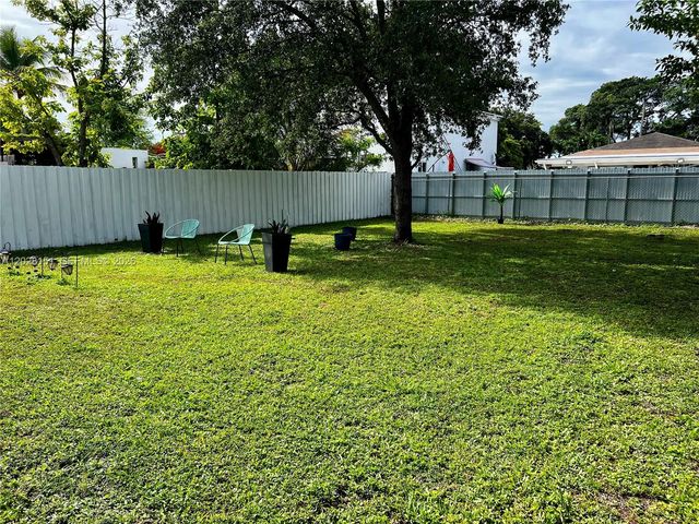 1926 NW 60th St, Miami, FL 33142