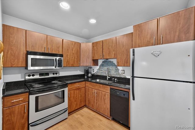 32050 Grand River Avenue 56, Farmington, MI 48336