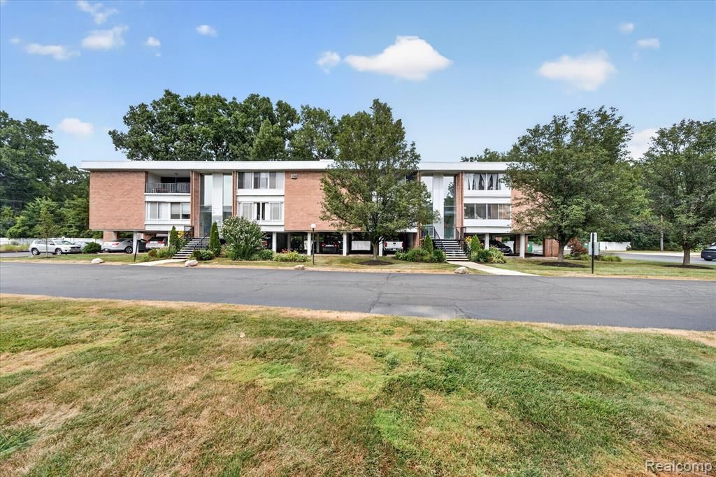 32050 Grand River Avenue 56, Farmington, MI 48336