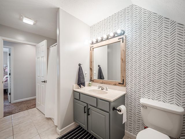 8737 Clear Creek Drive, Evansville, IN 47711