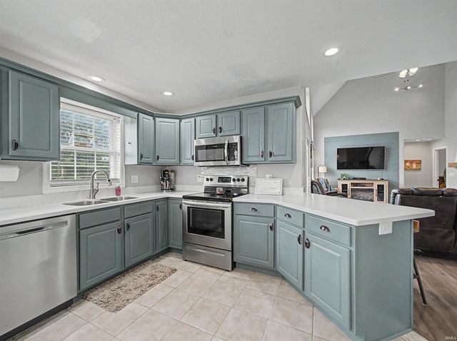 8737 Clear Creek Drive, Evansville, IN 47711