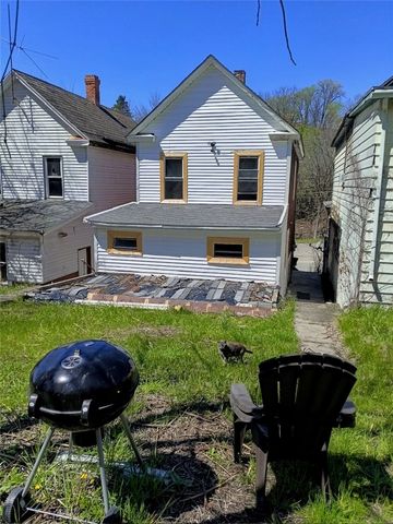 210 N 4th St, Jeannette, PA 15644