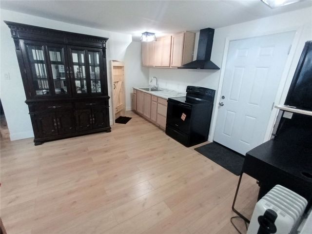 210 N 4th St, Jeannette, PA 15644