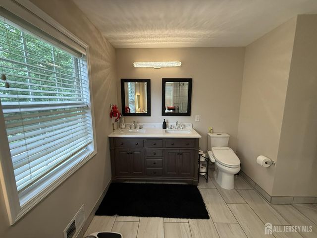 27 Mitchell Drive, Monroe, NJ 08831