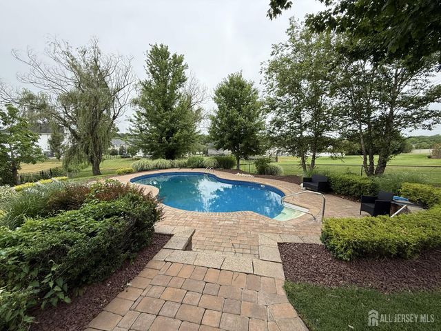 27 Mitchell Drive, Monroe, NJ 08831