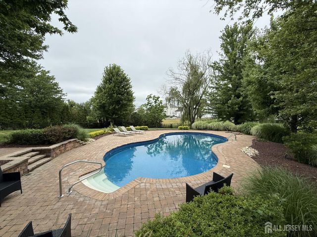 27 Mitchell Drive, Monroe, NJ 08831