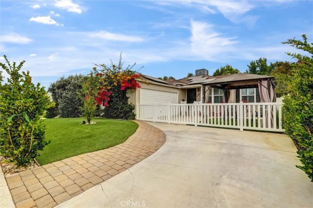17415 Victory Boulevard, Lake Balboa, CA 91406