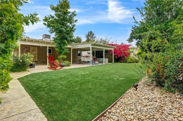 17415 Victory Boulevard, Lake Balboa, CA 91406