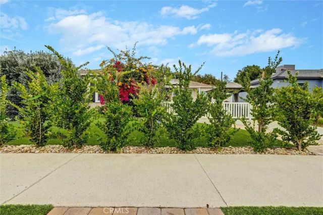 17415 Victory Boulevard, Lake Balboa, CA 91406