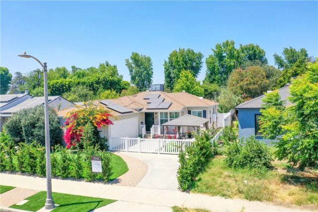 17415 Victory Boulevard, Lake Balboa, CA 91406