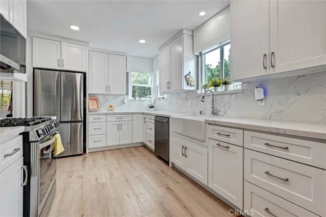 17415 Victory Boulevard, Lake Balboa, CA 91406