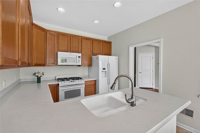 30 Banbury Way 1204, Newburgh, NY 12550