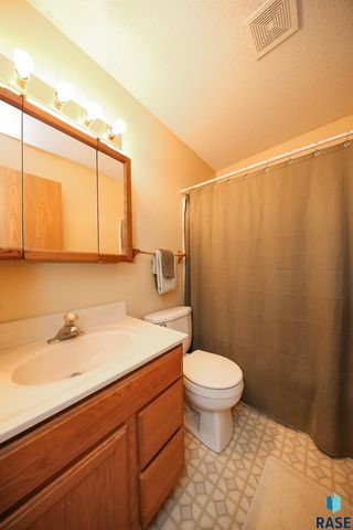 1204 S Newport Pl, Sioux Falls, SD 57106