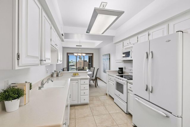 1201 Yale Place 809, Minneapolis, MN 55403