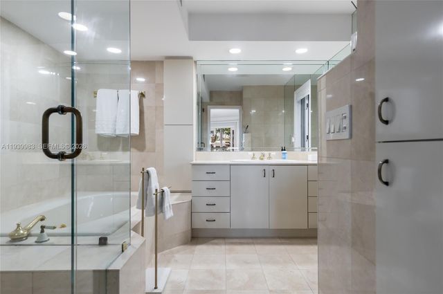 950 S Southlake Drive 950, Hollywood, FL 33019