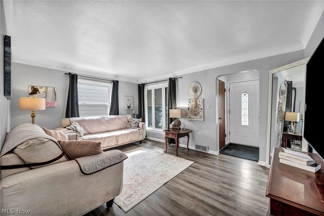 6133 W 54th Street, Parma, OH 44129