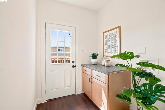 4205 West St, Oakland, CA 94608