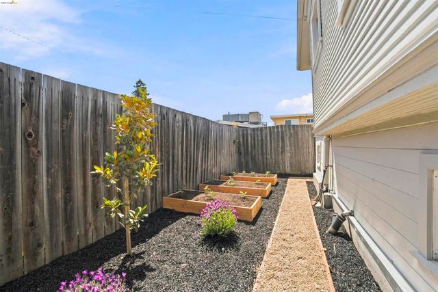 4205 West St, Oakland, CA 94608