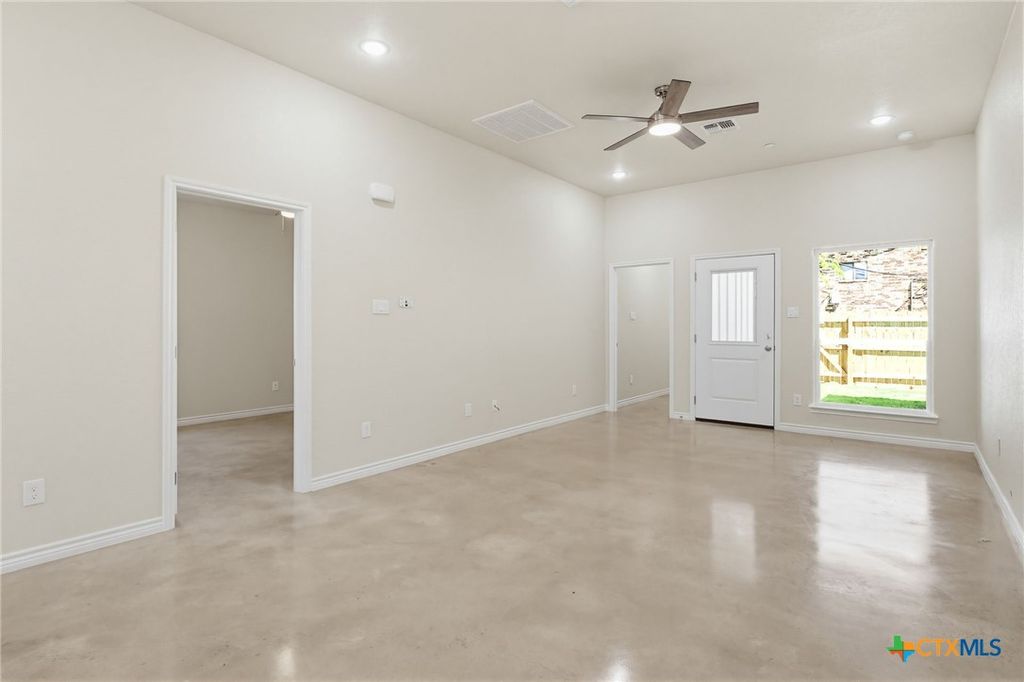 Image 4 of property listing at 410 W Avenue C, Copperas Cove, TX 76522