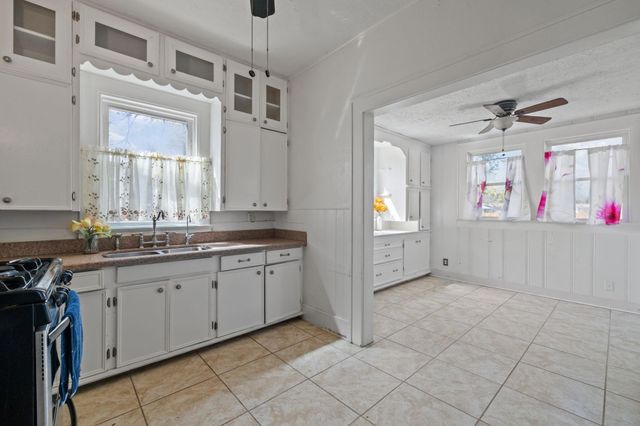 602 W Sealy Street, Alvin, TX 77511