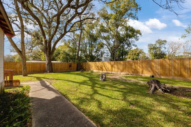 602 W Sealy Street, Alvin, TX 77511