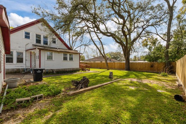 602 W Sealy Street, Alvin, TX 77511
