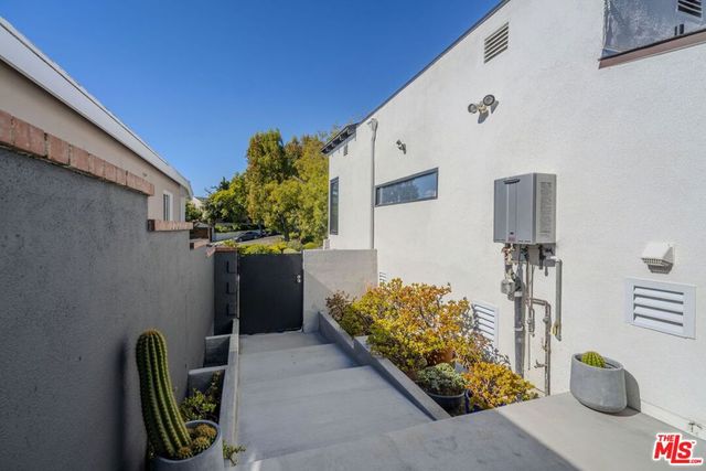 1974 Comstock Avenue A, Los Angeles, CA 90025