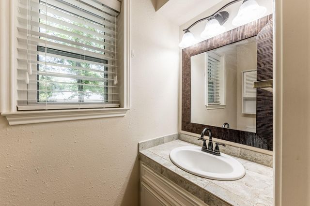 1006 Amesbury Court, Huntsville, TX 77340