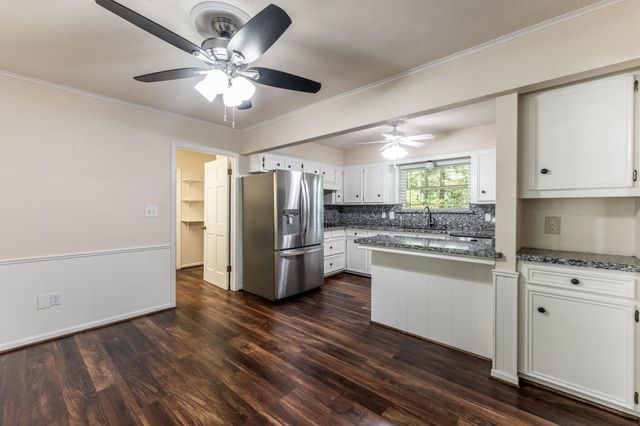 1006 Amesbury Court, Huntsville, TX 77340