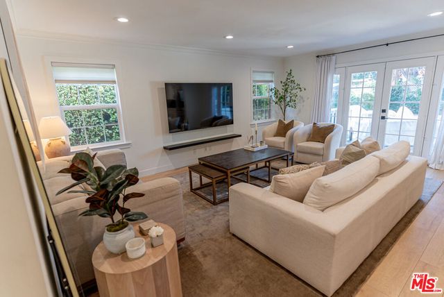 4749 Norwich Avenue, Los Angeles, CA 91403