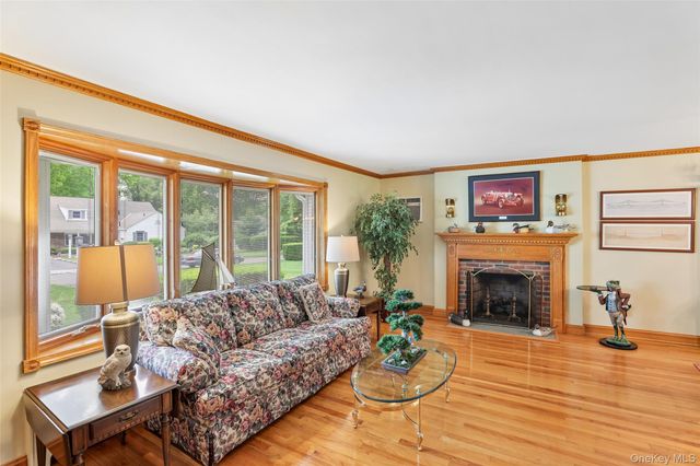 6 Berry Lane, Glen Cove, NY 11542