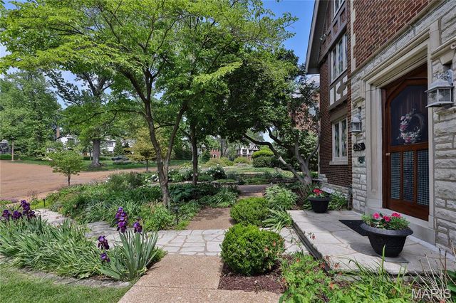 528 Midvale Avenue, St Louis, MO 63130