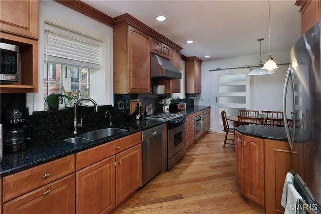 528 Midvale Avenue, St Louis, MO 63130
