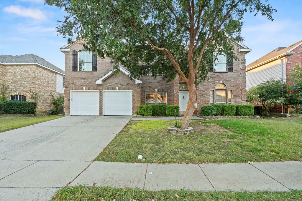 204 Autumnwood Drive, Mansfield, TX 76063