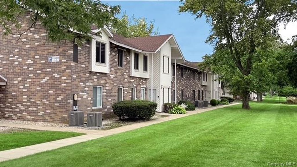5 El Camino Court 5, Coram, NY 11727 — photo 3