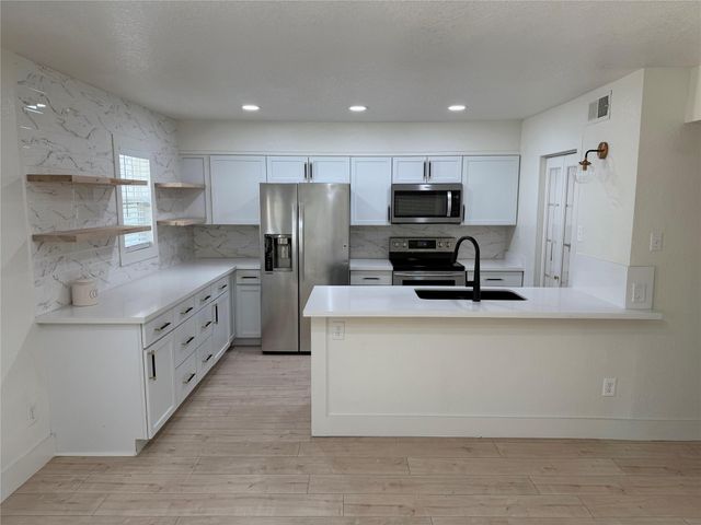 71 Cayenne Common, Lake Jackson, TX 77566