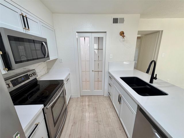 71 Cayenne Common, Lake Jackson, TX 77566