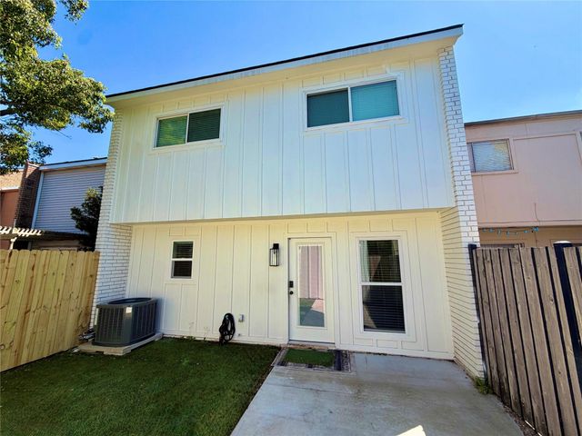 71 Cayenne Common, Lake Jackson, TX 77566