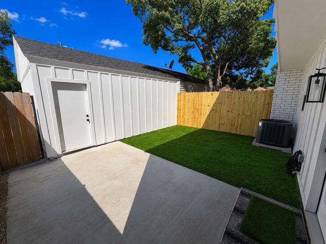 71 Cayenne Common, Lake Jackson, TX 77566