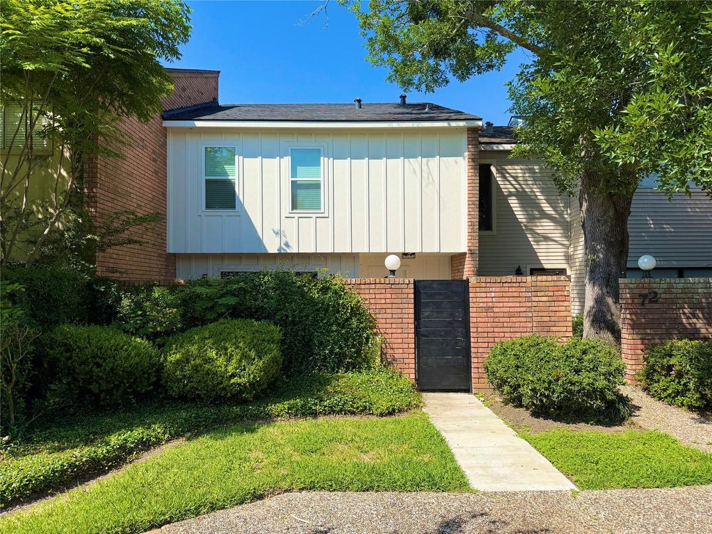 71 Cayenne Common, Lake Jackson, TX 77566