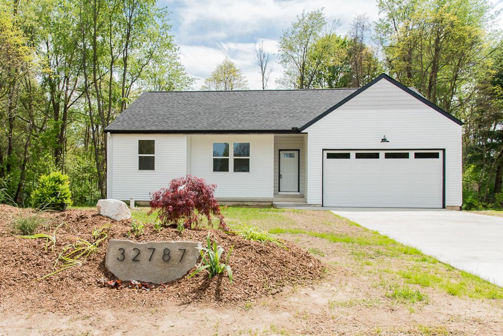 32787 Bradeen Avenue, Paw Paw, MI 49079