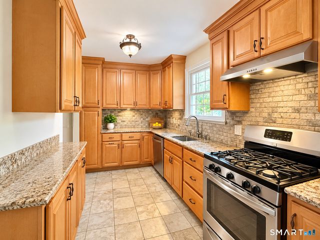 406 Lakeside Drive, Bridgeport, CT 06606