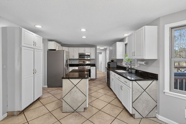 12 Hammond Farm Rd, Haverhill, MA 01832