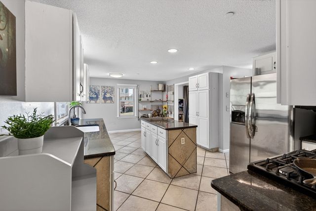 12 Hammond Farm Rd, Haverhill, MA 01832