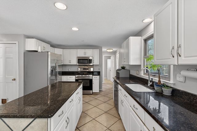 12 Hammond Farm Rd, Haverhill, MA 01832